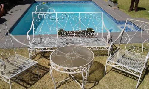 Vintage Wrought Iron Garden set In very good condition with cushions Collection in Johannesburg